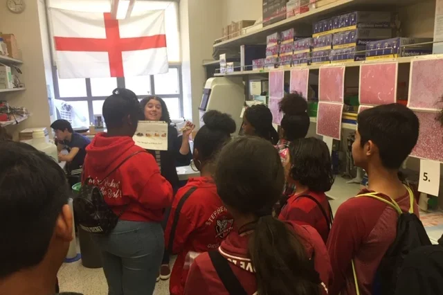 Middle schoolers visiting the lab